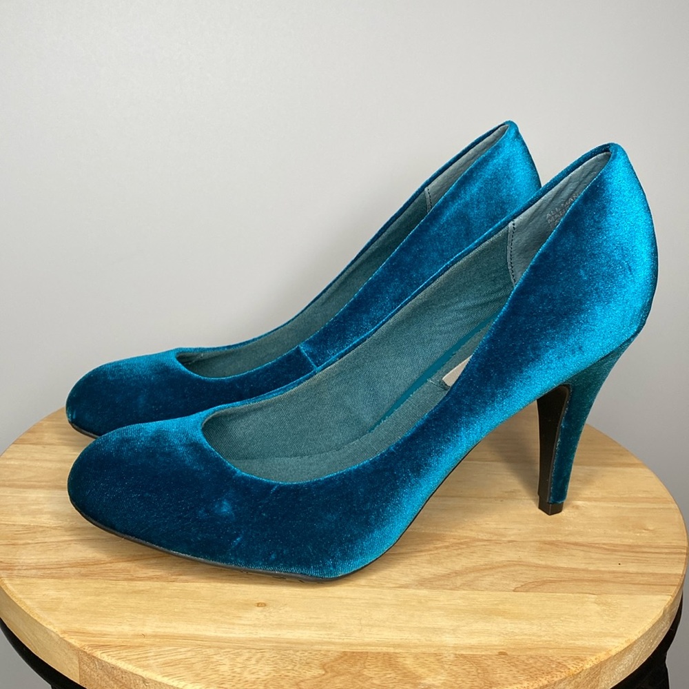 Peacock Blue Velvet Shoes NWOB